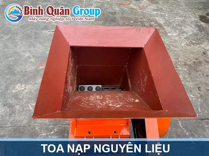 Toa-nap-nguyen-lieu-may-bam-xo-dua-B350